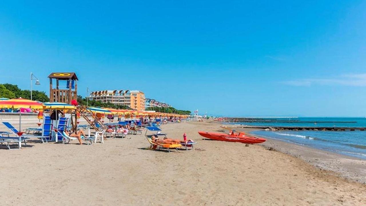 Relax By The Garden - Flat For Up To 6 Guests Apartment Porto Santa Margherita di Caorle Bagian luar foto