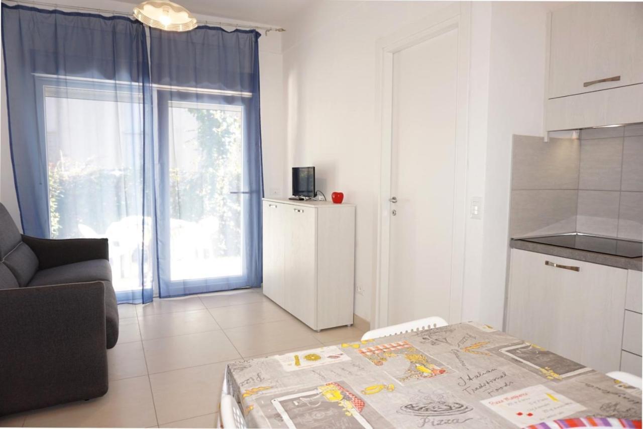 Relax By The Garden - Flat For Up To 6 Guests Apartment Porto Santa Margherita di Caorle Bagian luar foto